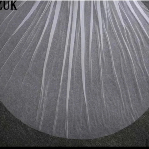 Elegant White Bridal Veil - Picture 12 of 15